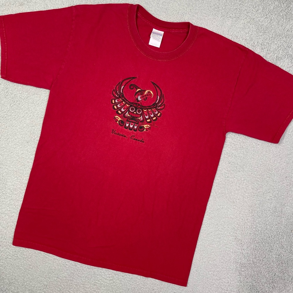 Vintage y2k Victoria Canada embroidered T-shirt